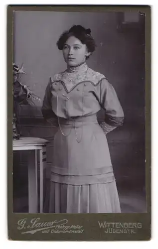 Fotografie G. Lauer, Wittenberg, Jüdenstr., Junge elegante Frau in hochgeschlossenem Kleid