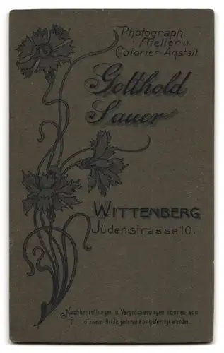 Fotografie G. Lauer, Wittenberg, Jüdenstr., Junge elegante Frau in hochgeschlossenem Kleid