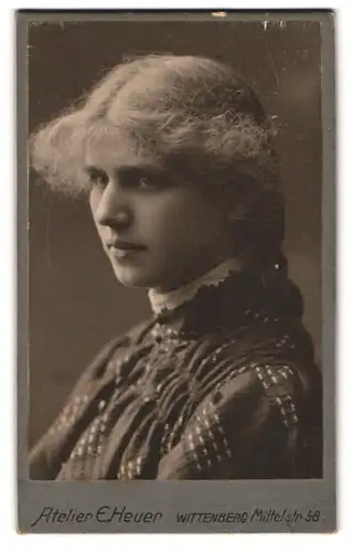 Fotografie E. Heuer, Wittenberg, Mittelstr. 58, Junge hübsche Frau mit Haarzopf und modischem Kleid