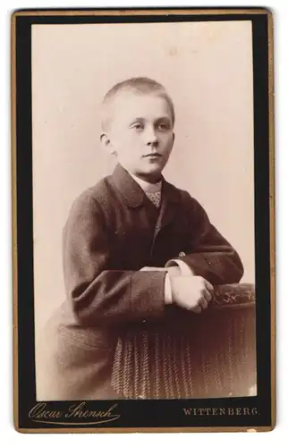 Fotografie Oscar Strensch, Wittenberg, Markt 14, Kleiner Junge in eleganter Kleidung an Stuhl gelehnt