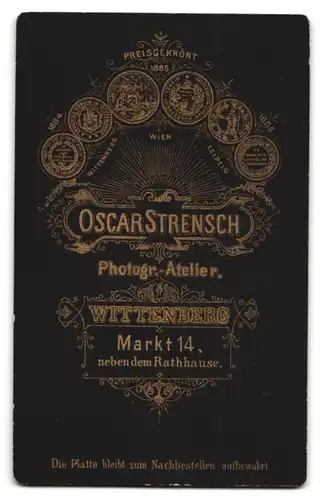 Fotografie Oscar Strensch, Wittenberg, Markt 14, Kleiner Junge in eleganter Kleidung an Stuhl gelehnt