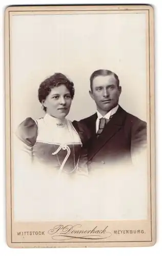 Fotografie P. Donnerhack, Meyenburg, Portrait eines jungen und eleganten Paares in bürgerlicher Kleidung