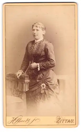 Fotografie H. Strube jr., Zittau, Lessing-Str.14, Bürgerliche Dame in modischem Kleid und Kreuzkette