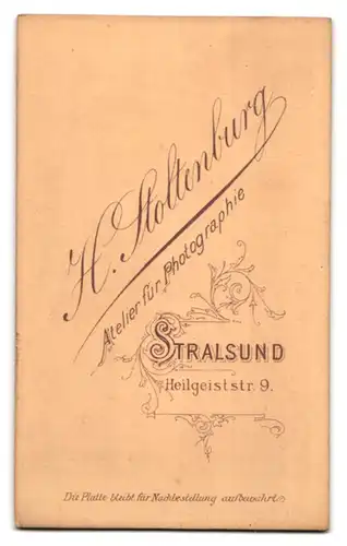Fotografie H. Stoltenburg, Stralsund, Heilgeiststr. 9, Junge hübsche Frau in elegantem Kleid und Broschenkette