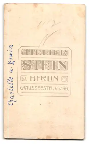 Fotografie Wilhelm Stein, Berlin, Chaussee Strasse 65 /66, Junge hält Kleinkind auf Stuhl fest