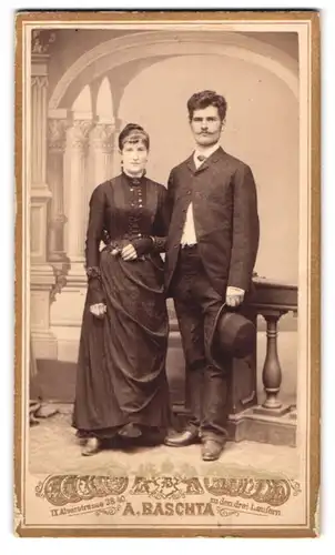 Fotografie A. Baschta, Wien, Alserstr. 38-40, Junges Paar in modischer Kleidung