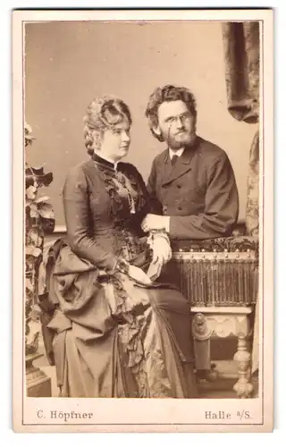 Fotografie C. Höpfner, Halle a. S., Poststr. 13, Junges Paar in hübscher Kleidung