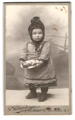 Fotografie Paul Blumberger, Worms a. Rh., Kaiser-Wilhelm-Str. 7, Kleines Mädchen im Kleid mit Küchlein