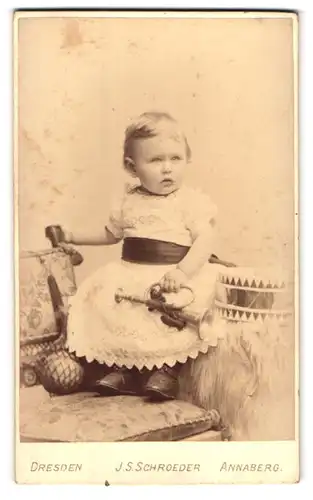 Fotografie J. S. Schroeder, Dresden, Reissigerstr. 46, Kleines Mädchen im Kleid mit Trompete