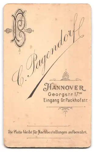 Fotografie C. Pagendorf, Hannover, Georgstr. 17 Eingang Gr. Packhofstr., Kleines Kind im Kleid mit Spielzeugpferd