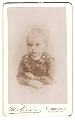 Fotografie Otto Mascher, Nienburg-W., Kleiner Junge in modischer Kleidung