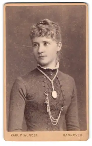 Fotografie Karl F. Wunder, Hannover, Friedrichstr., Junge Dame im Kleid mit Amulett