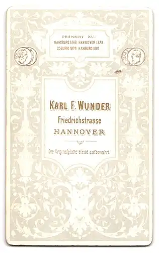 Fotografie Karl F. Wunder, Hannover, Friedrichstr., Junge Dame im Kleid mit Amulett