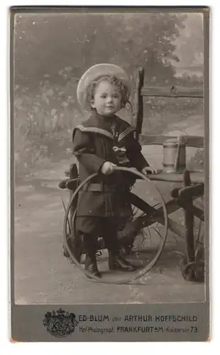 Fotografie E. Blum, Frankfurt a. M., Kaiserstr. 73, Kleiner Junge im Matrosenanzug mit Reifen