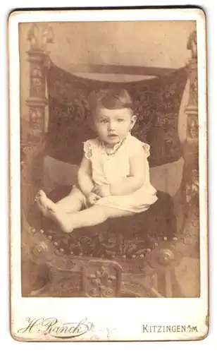 Fotografie H. Ranck, Kitzingen a. M., Süsses Kleinkind im Hemd mit nackigen Füssen