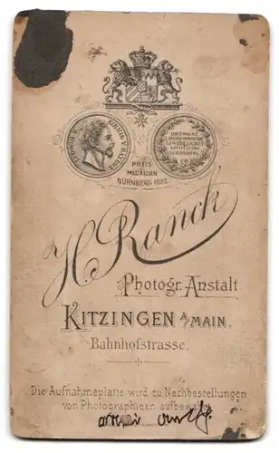 Fotografie H. Ranck, Kitzingen a. M., Süsses Kleinkind im Hemd mit nackigen Füssen