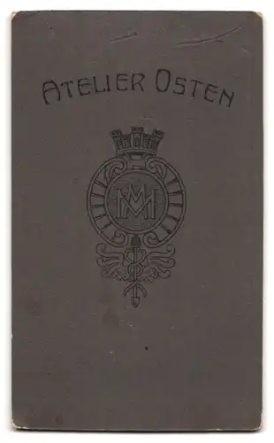 Fotografie Atelier Osten, Berlin, Frankfurter Allee 109-12, Süsses Kleinkind im langen Kleid sitzt auf Fell