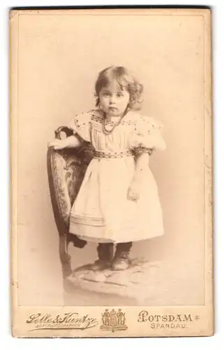 Fotografie Selle & Kuntze, Potsdam, Schwertfeger-Str. 14, Kleines Mädchen im Kleid mit Hlaskette