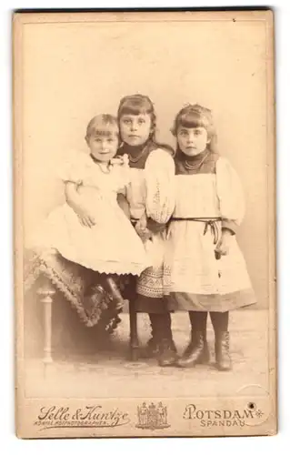 Fotografie Selle & Kuntze, Potsdam, Schwertfeger-Str. 14, Drei kleine mädchen in modischen Kleidern