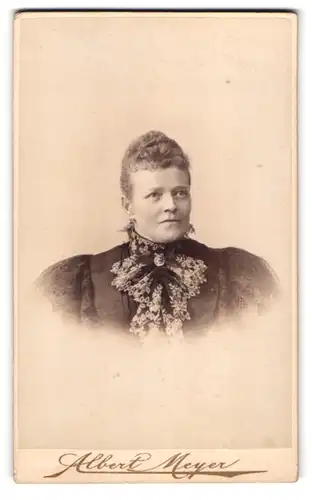 Fotografie Albert Meyer, Berlin-C., Alexander-Str. 45, Bürgerliche Dame in zeitgenössischer Kleidung