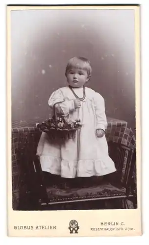 Fotografie Atelier Globus, Berlin-C., Rosenthaler Str. 27-31, Kleines Mädchen im Kleid mit Blumenkorb