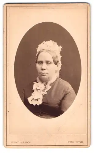Fotografie Ernst Ulbrich, Stralsund, Ossenreyer-Str. 13, Bürgerliche Dame mit Haube
