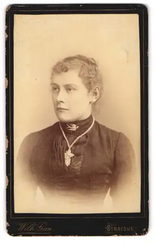 Fotografie Wilh. Gau, Stralsund, Böttcher-Str. 9, Junge Dame mit Kragenbrosche und Halskette