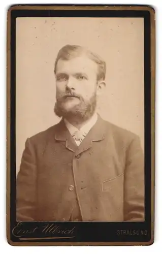 Fotografie Ernst Ulbrich, Stralsund, Ossenreyer-Str. 13, Modisch gekleideter Herr mit Vollbart