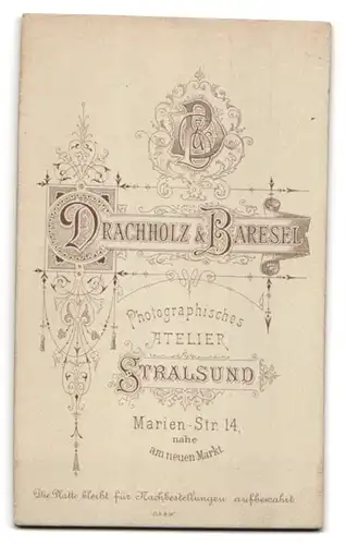 Fotografie Drachholz & Baresel, Stralsund, Marienstr. 14, Junge Dame im Kleid mit Amulett