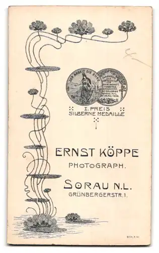 Fotografie Ernst Köppe, Sorau /N.-L., Grünbergerstr. 1, Kleines Mädchen im Kleid mit einem Heft