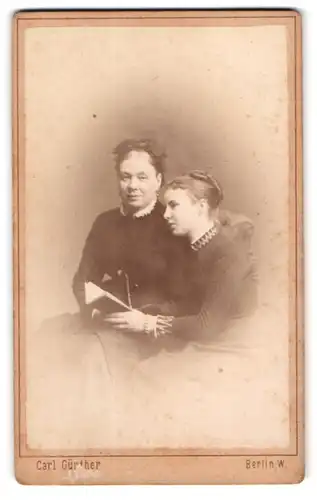 Fotografie Carl Günther, Berlin-W., Behrenstr. 24, Bürgerliche Dame und junge Frau mit einem Buch