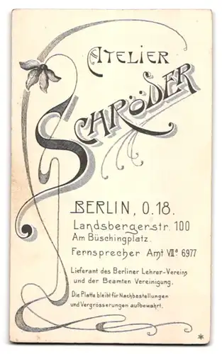 Fotografie Atelier Schröder, Berlin, Landsbergerstr. 100, Junge Dame im Kleid mit Blumenstrauss