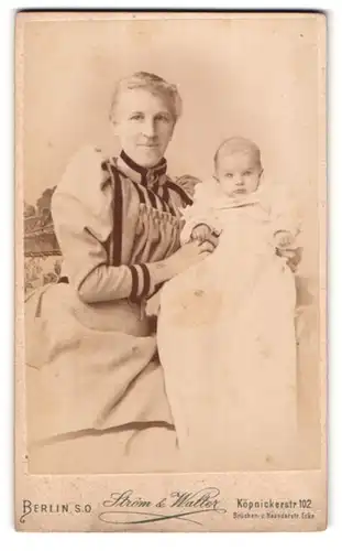 Fotografie Strom & Walter, Berlin-SO, Köpnickerstr. 102, Bürgerliche Dame mit einem Baby