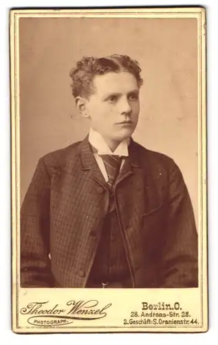Fotografie Theodor Wenzel, Berlin-O, Andreasstr. 28, Junger Mann im Anzug mit Krawatte