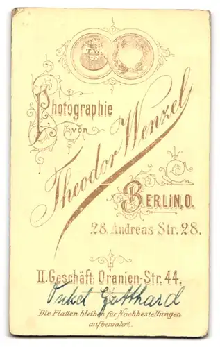 Fotografie Theodor Wenzel, Berlin-O, Andreasstr. 28, Junger Mann im Anzug mit Krawatte