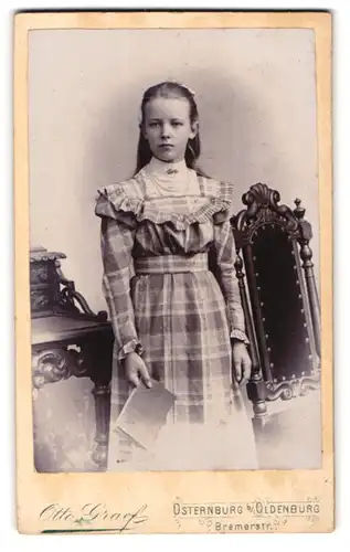 Fotografie Otto Graef, Osternburg b. Oldenburg, Bremerstr., Junge Dame im karierten Kleid mit Buch