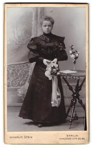 Fotografie Atelier Stein, Berlin, Chauseestr. 65-66, Junge Dame im Kleid mit Blumenstrauss