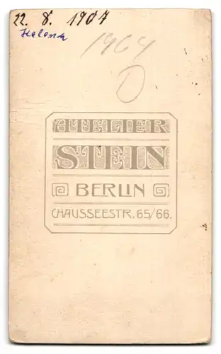 Fotografie Atelier Stein, Berlin, Chauseestr. 65-66, Junge Dame im Kleid mit Blumenstrauss