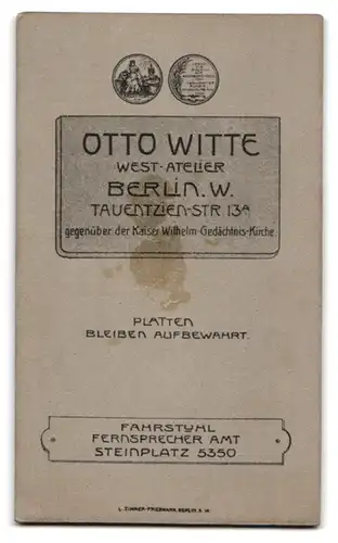 Fotografie Otto Witte, Berlin-W., Tauentzienstr. 13 A, Süsses Kleinkind im Hemd mit nackigen Füssen