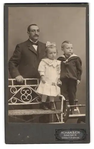Fotografie H. Hansen, Gnesen, Lindenstr., Bürgerlicher Herr mit kleiner Tochter und Sohn