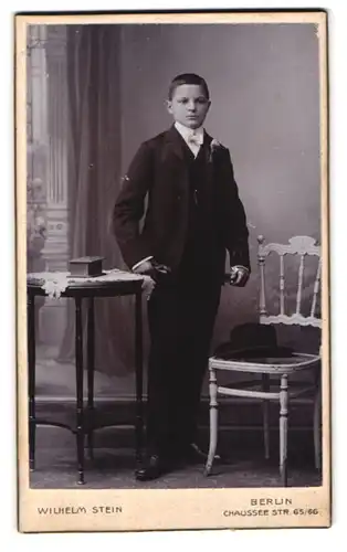 Fotografie Wilhelm Stein, Berlin, Chausseestr. 65-66, Junger Herr im Anzug mit Fliege
