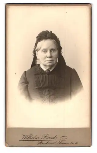 Fotografie Wilhelm Baade, Stralsund, Sarnowstr. 6, Ältere Dame mit Haube und Kragenbrosche