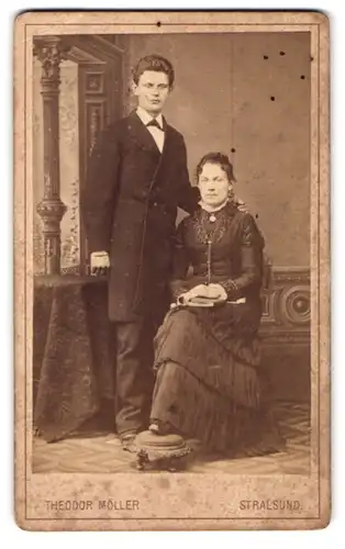 Fotografie Theodor Möller, Stralsund, Franken-Str. 5, Junges Paar in zeitgenössischer Kleidung