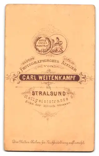 Fotografie Carl Weitenkampf, Stralsund, Heilgeiststr. 9, Junges Paar in hübscher Kleidung