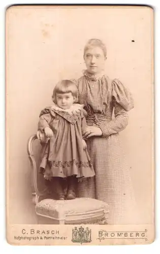 Fotografie C. Brasch, Bromberg, Danzigerstr. 160, Junge Dame im karierten Kleid mit kleinem Mädchen