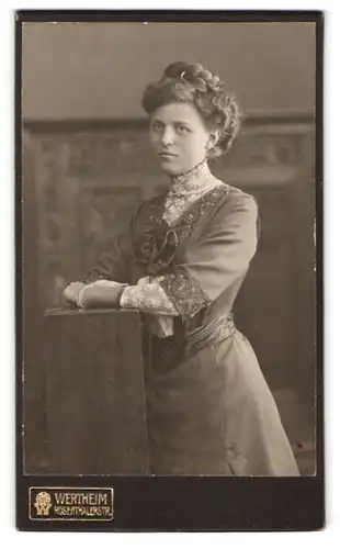 Fotografie Wertheim, Berlin, Rosenthalerstr. Junge Dame im Kleid