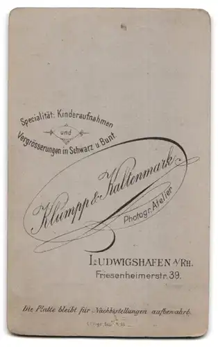 Fotografie Klumpp und Kaltenmark, Ludwigshafen, Friesenheimerstrasse 39, Knabe im feinen Anzug mit schicken Möbeln