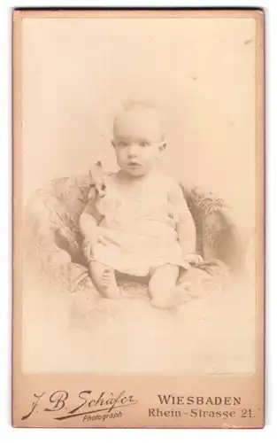 Fotografie J. B. Schäfer, Wiesbaden, Rhein-Strasse 21, Baby in Kleidchen auf einem Sessel