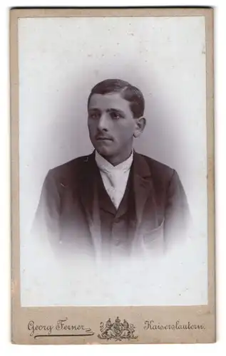 Fotografie Georg Ferner, Kaiserslautern, Alleestrasse 3, Junger Mann mit Seitenscheitel und Krawatte