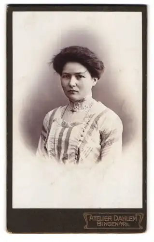 Fotografie Dahlem, Bingen /Rh., Portrait einer jungen Dame mit aufgebauschten Haaren